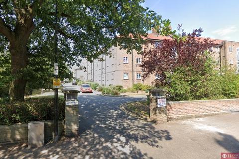 2 bedroom flat to rent, Malford Court, The Drive, London, E18