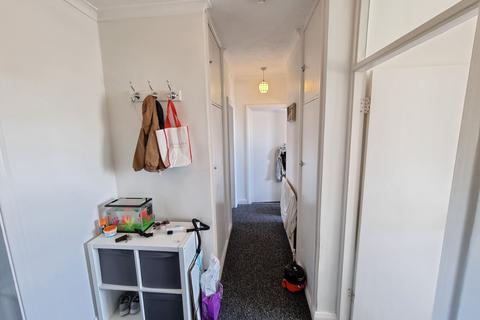 2 bedroom flat to rent, Malford Court, The Drive, London, E18