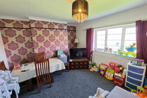 2 bedroom flat to rent, Malford Court, The Drive, London, E18