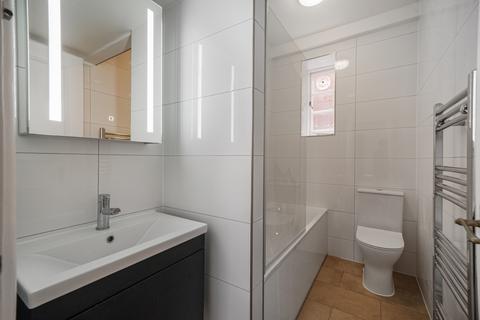 3 bedroom flat to rent, Bronwen Court, Grove End Road, London