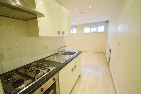 Studio to rent, Finchley Road, Temple Fortune