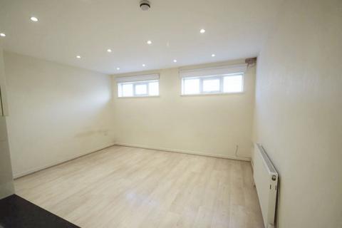 Studio to rent, Finchley Road, Temple Fortune