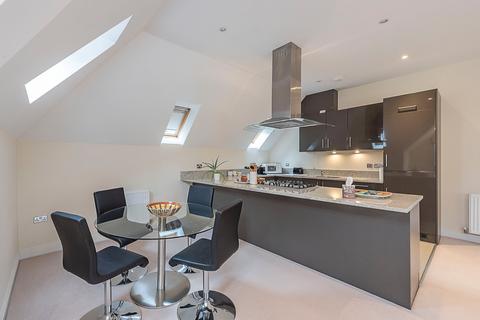 2 bedroom penthouse to rent - Equus Close, Upper Meadow, Gerrards Cross, Bucks
