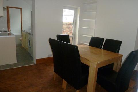 2 bedroom terraced house to rent, Waldeck Street, Reading, RG1