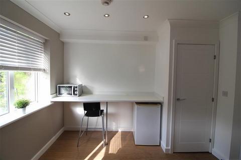 Studio to rent, Pages Gardens, Reading Road, Pangbourne, Reading, RG8