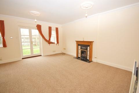3 bedroom end of terrace house to rent, Fulflood