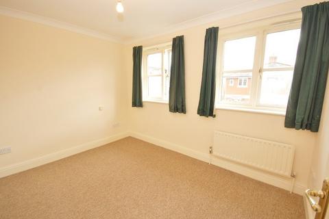 3 bedroom end of terrace house to rent, Fulflood