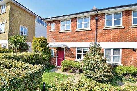 3 bedroom end of terrace house to rent, Fulflood