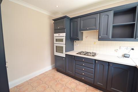 3 bedroom end of terrace house to rent, Fulflood