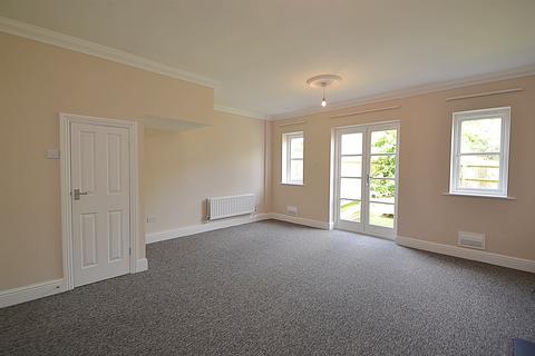 3 bedroom end of terrace house to rent, Fulflood