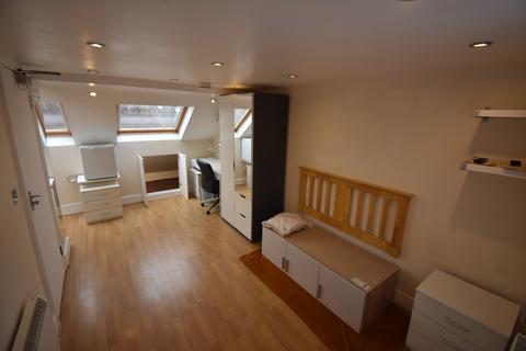 1 bedroom in a house share to rent, Forest View Road, Walthamstow E17