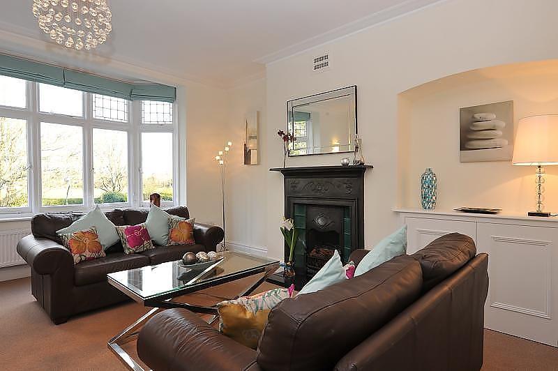 Living room (a)