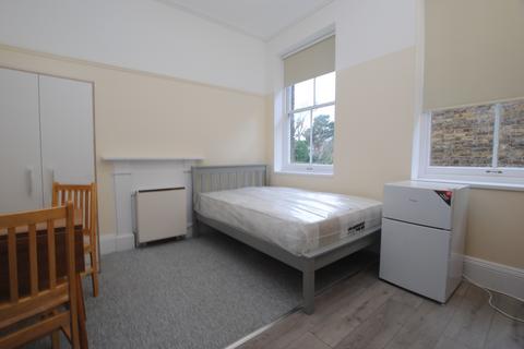 Studio to rent, Castlebar Hill, Ealing, W5