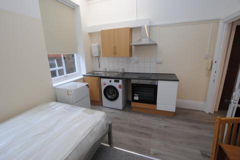 Studio to rent, Castlebar Hill, Ealing, W5