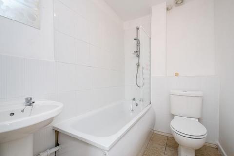 2 bedroom apartment to rent, Poets Chase,  Aylesbury,  HP21