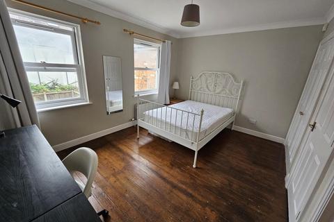 4 bedroom flat to rent, 4 bed apartment, Portland Street, CV32 5EZ