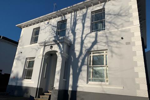 10 bedroom flat to rent, 14 Warwick New Road, First floor, CV32 5JG