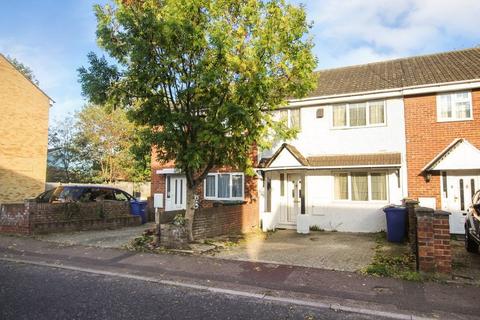 3 bedroom terraced house to rent, Three Bedroom Mid Terrace House in Dent Close, South Ockendon, Essex