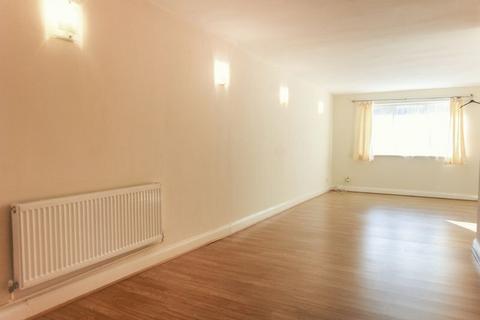 3 bedroom terraced house to rent, Three Bedroom Mid Terrace House in Dent Close, South Ockendon, Essex