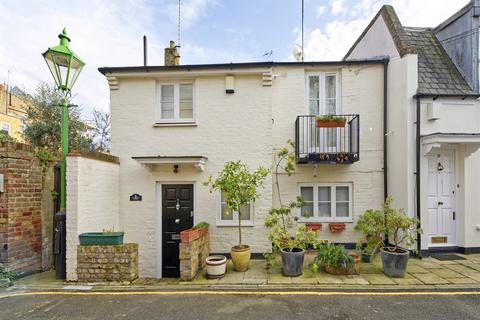 3 bedroom detached house to rent, Pembroke Walk, London, W8