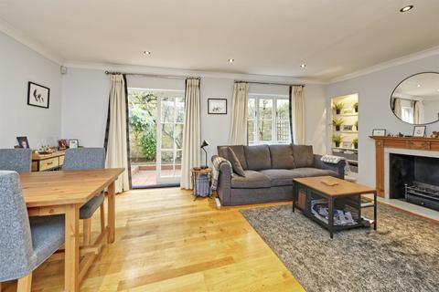 3 bedroom detached house to rent, Pembroke Walk, London, W8