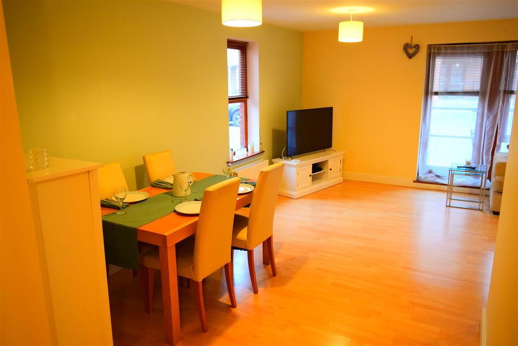 asssited living dining room