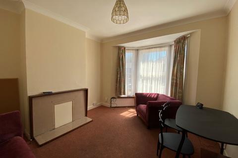 4 bedroom semi-detached house to rent, Broadlands Road NO AGENCY FEES!