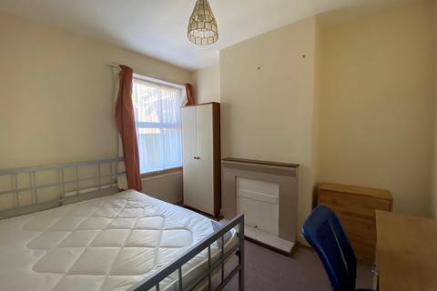 4 bedroom semi-detached house to rent, Broadlands Road NO AGENCY FEES!