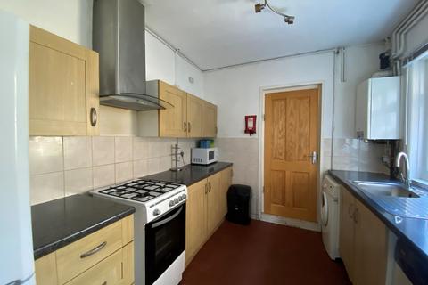 4 bedroom semi-detached house to rent, Broadlands Road NO AGENCY FEES!