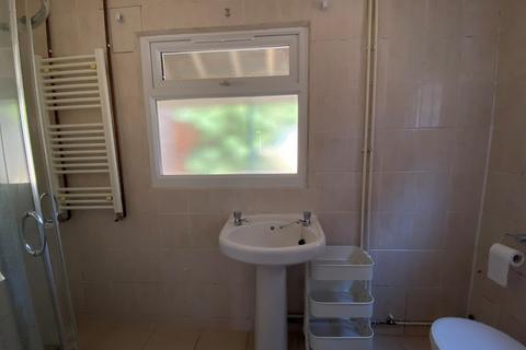 4 bedroom semi-detached house to rent, Broadlands Road NO AGENCY FEES!
