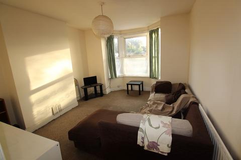 2 bedroom flat to rent, Bitterne Road West, Southampton