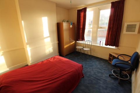 2 bedroom flat to rent, Bitterne Road West, Southampton