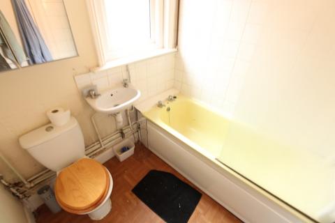 2 bedroom flat to rent, Bitterne Road West, Southampton