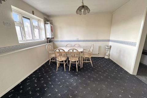 3 bedroom flat for sale, Fullwell Avenue, Clayhall