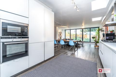 3 bedroom maisonette to rent, Ickburgh Road, London, Hackney, E5