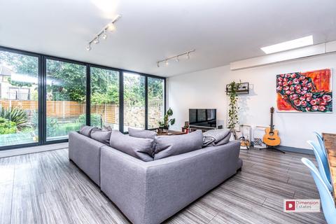 3 bedroom maisonette to rent, Ickburgh Road, London, Hackney, E5