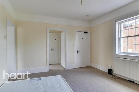 Studio to rent, Russell Street, Reading, RG1 7XD