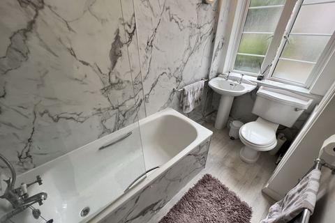 1 bedroom flat to rent, Du Cane Court, Balham High Road Balham SW17 7JU.