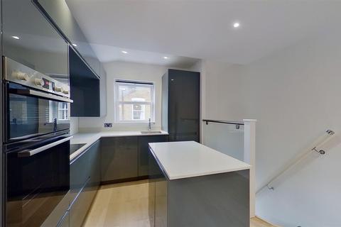 3 bedroom flat to rent, Farlton Road Earlsfield London
