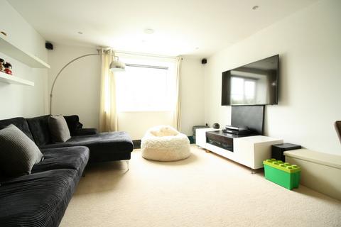 2 bedroom apartment to rent, Kingswood