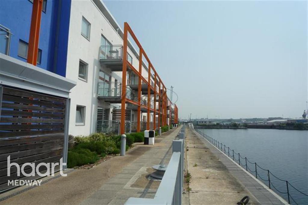 Watersmeet, St Marys Island, ME4 2 bed flat £1,000 pcm (£231 pw)