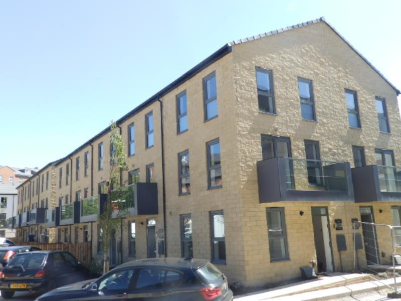CARNFORTH AVENUE, CENTRAL WAKEFIELD, WF1 2GE 2 bed townhouse £825 pcm