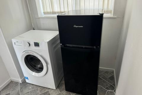 3 bedroom terraced house to rent, Gainsborough Drive, Sydenham, CV31 1RL