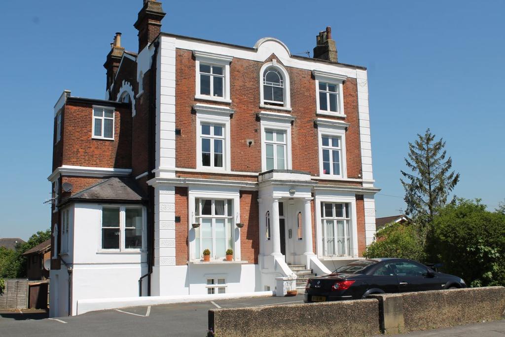 Cavendish Road, Redhill 3 bed apartment £1,300 pcm (£300 pw)