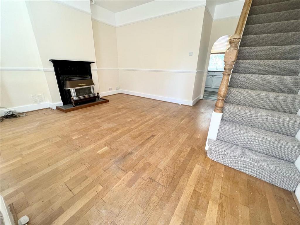 Edna Road, Raynes Park, London, SW20 2 bed house £2,075 pcm (£479 pw)
