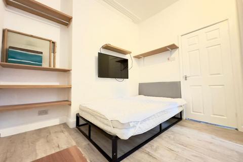 Studio to rent, Freehold Street