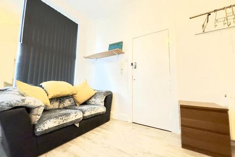 Studio to rent, Freehold Street