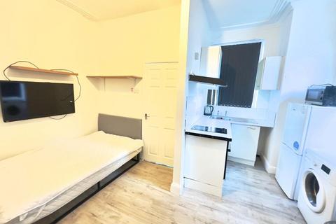 Studio to rent, Freehold Street
