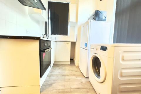 Studio to rent, Freehold Street