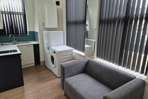 Studio to rent, Freehold Street